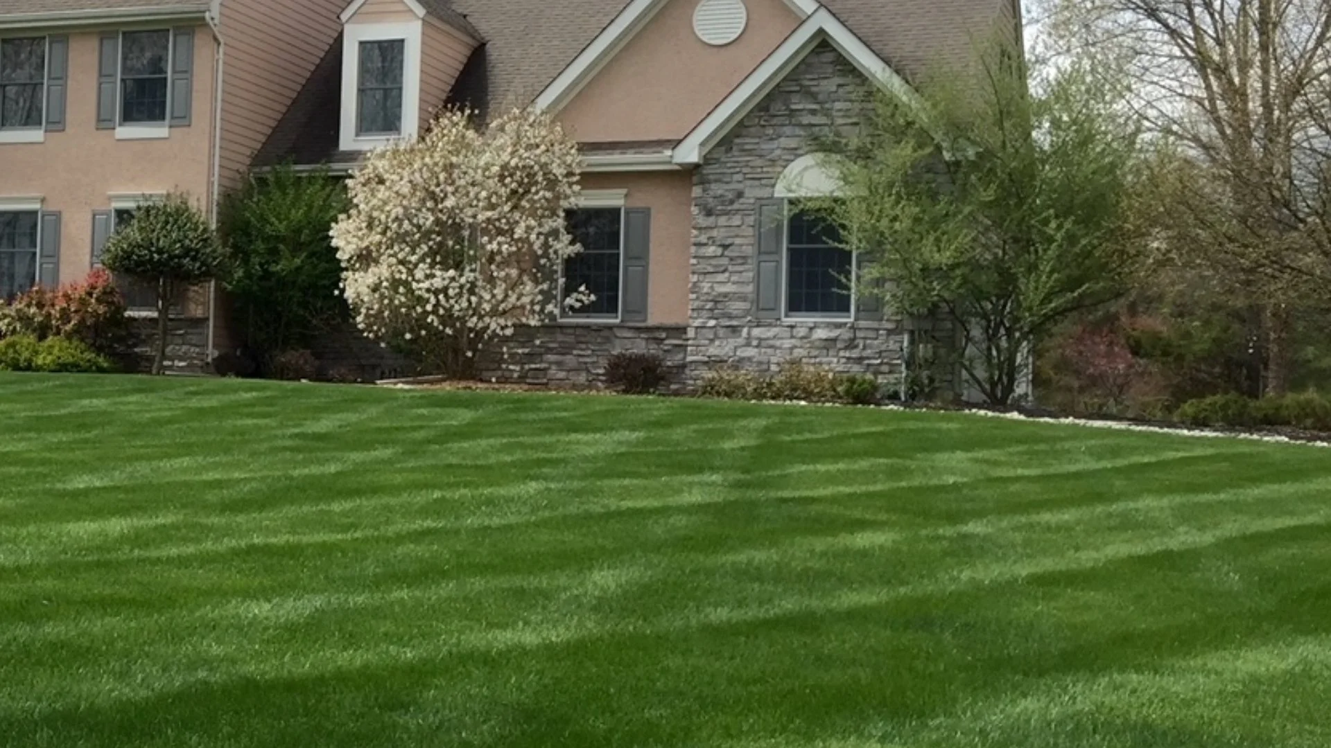 Help Your Lawn Make It Through the Summer by Having It Fertilized